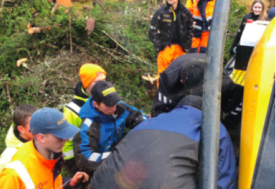 SKOGLINJA: Full aktivitet i praktisk skogbruksfag på VG2 i Mosjøen. Disse er det bruk for i en næring som skal levere tømmer til industrien i Nordland til både sponplater og til grønnere silisiumproduskjon. I tillegg har fylket fått tømmerkaier for 100 millioner kroner, skriver artikkelforfatter, Ole Bakke.