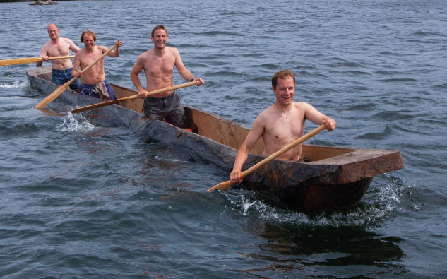 SJØSATT: Stammen fra Utstadeika som ble felt i 2003 er omskapt til stokkebåt etter en 2000 år gammel mal. Og den viste seg å være sjødyktig. Foto: Dag Nævestad, Stiftelsen Norsk folkemuseum